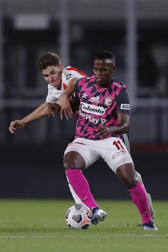 Com 25 casos simultneos de COVID-19, River Plate enfrentou Independiente Santa Fe-COL com apenas 11 jogadores disponveis e com o volante Enzo Prez improvisado como goleiro.