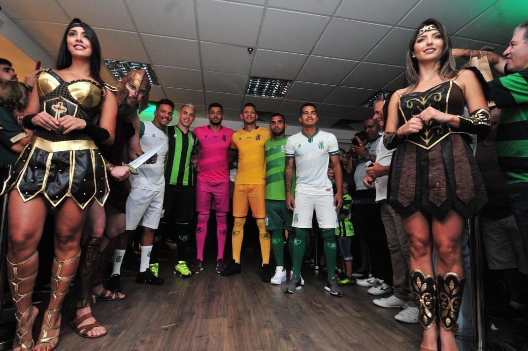 Coleção de uniformes do América da temporada 2019. Clube adotou marca própria, a Sparta. Por isso, desfile na loja do clube, no shopping Boulevard, em BH, foi ao estilo espartano