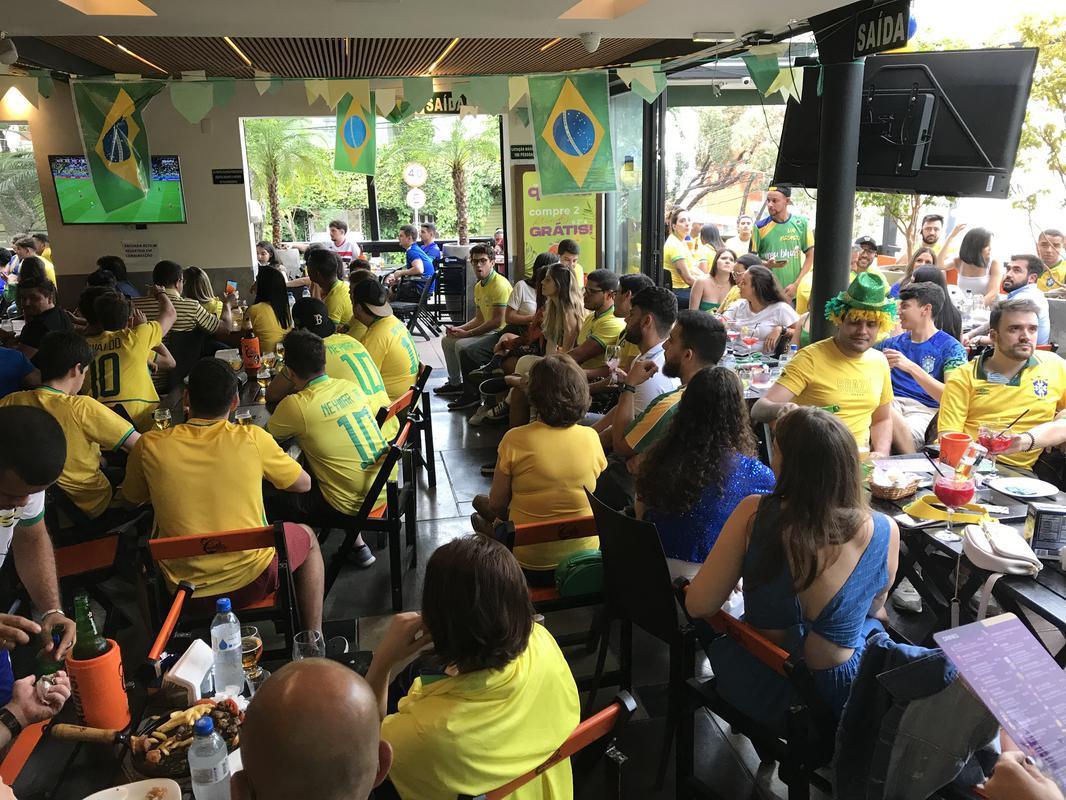 Movimento na Rua Alberto Cintra, em BH, durante jogo do Brasil contra a Srvia, pela abertura da Copa do Mundo do Catar