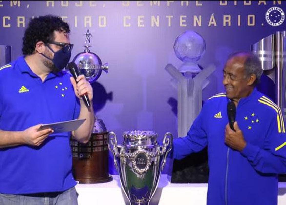 Cruzeiro lanou oficialmente sua nova camisa do ano do centenrio nesta quinta-feira com a presena do dolo histrico Dirceu Lopes e apresentao de Gustavo Nolasco, colunista do Superesportes e do Estado de Minas. Na foto, a camisa polo de viagem e o novo agasalho.