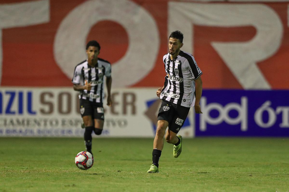 Tombense e Atlético se enfrentaram nesta quinta-feira (4), em partida válida pela 2ª rodada do Campeonato Mineiro. O confronto foi realizado no Estádio Antônio Guimarães de Almeida, em Tombos. No primeiro tempo, uma queda de energia paralisou a partida por cerca de 20 minutos.