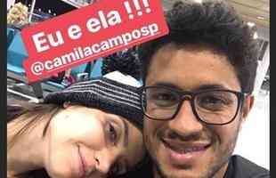 Zagueiro Leo, ao lado da esposa Camila Campos, registrou seu 'pr-embarque' no Aeroporto de Confins