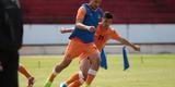 Jogadores do Santa Cruz treinaram no est�dio do Arruda, j� apresentando trabalhos com bola no gramado, sob a supervis�o do t�cnico Itamar Sch�lle. Todos os atletas e os membros da comiss�o t�cnica seguem submetidos �s medidas de afastamento social.