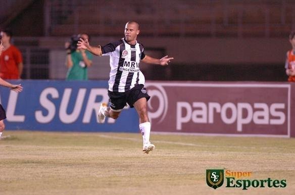 Para 2006, Atltico retomou a camisa com listras mais grossas e detalhes em dourado