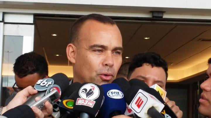 Após atender a imprensa, Dudamel foi até os torcedores do Atlético, que foram impedidos pela PM de entrar no aeroporto