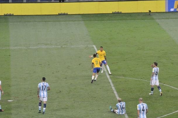 Phillippe Coutinho marca primeiro gol para o Brasil, em chute da entrada da rea