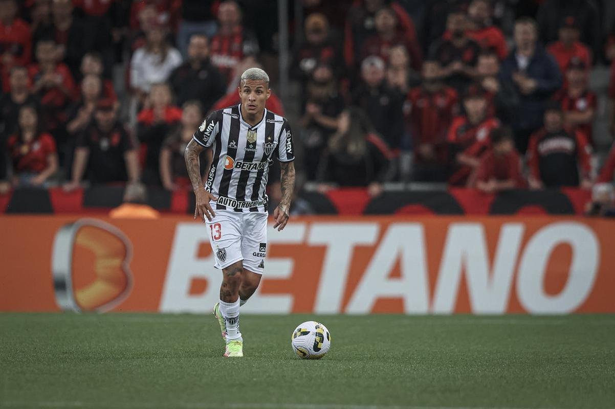 Neste domingo (17), o Atlético enfrentou o Athletico-PR pela segunda rodada da Série A do Campeonato Brasileiro. A partida foi realizada na Arena da Baixada, em Curitiba.
