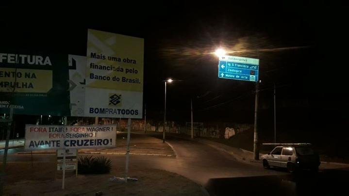 Faixas contra a diretoria do Cruzeiro