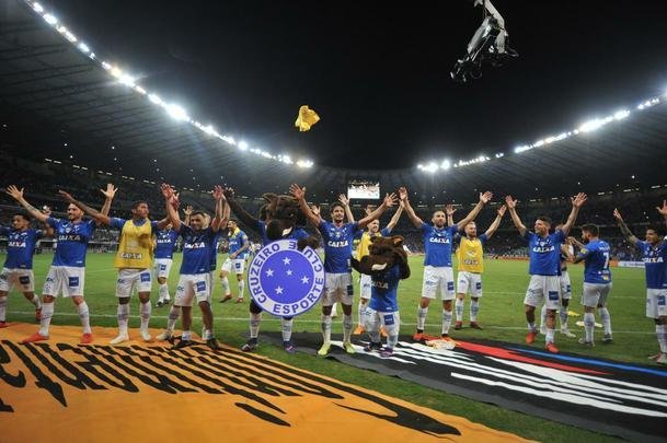 Depois da classificao diante do Palmeiras, jogadores e torcida do Cruzeiro festejaram no Mineiro a passagem  final da Copa do Brasil
