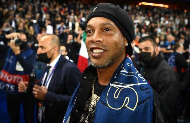 Ronaldinho Gacho foi recebido com festa pela torcida do PSG no Parc des Princes