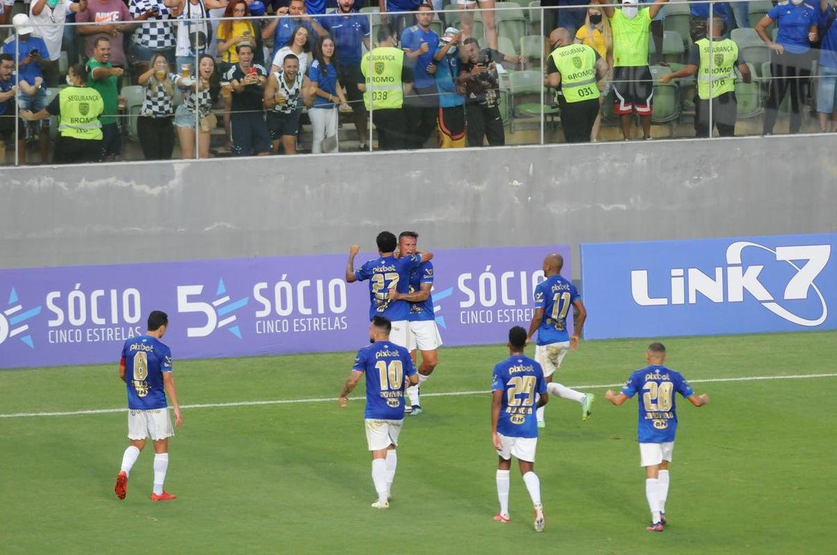 Cruzeiro goleou URT por 3 a 0 no Independncia com gols de Thiago, Machado e Edu em sua estreia no Mineiro. Ronaldo, dono da SAF, assistiu  partida no Horto. Duelo marcou estreia do tcnico uruguaio Paulo Pezzolano