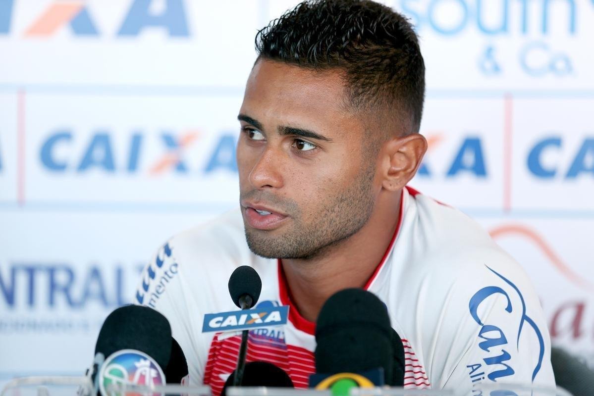 Kayke, de 30 anos, no se firmou no Bahia desde que deixou o Santos. Chegou a quase acertar transferncia para o Vasco, mas a sada do tcnico Z Ricardo impediu o acerto. At aqui, com a camisa tricolor, foram 3 jogos na Srie A. Como j entrou em campo pela Copa do Brasil, no poderia defender o Cruzeiro nesta competio.