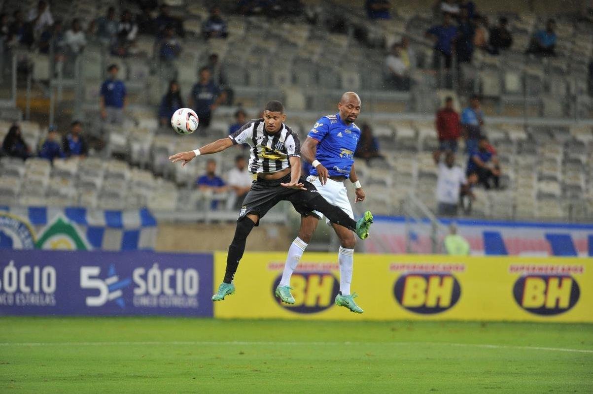 Edu marcou o gol da vitria do Cruzeiro sobre o Democrata-GV no ltimo minuto e mostrou novamente poder de deciso