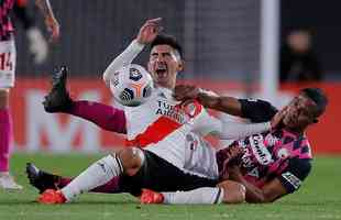 Com 25 casos simultneos de COVID-19, River Plate enfrentou Independiente Santa Fe-COL com apenas 11 jogadores disponveis e com o volante Enzo Prez improvisado como goleiro.