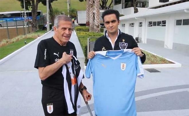 Óscar Tabárez trocou camisa com a diretoria atleticana