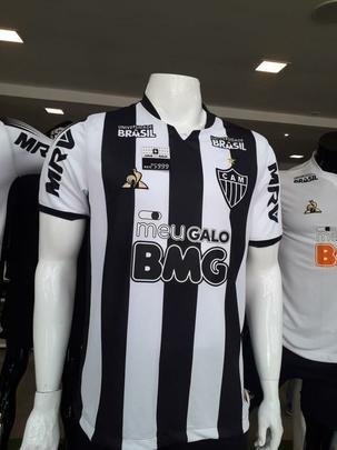 O Atlético atendeu antigo pedido de torcedores e começou a vender a camisa número 1 com todas as logos de patrocinadores em preto e branco. As mudanças foram nas marcas do Supermercados BH (que fica nas costas e continha vermelho e amarelo) e do BMG (patrocinador máster, originalmente em laranja). A peça não será utilizada pelos atletas durante jogos. O modelo masculino custa R$ 259,99, enquanto o feminino está à venda por R$ 229,99. Segundo o clube, a camisa está à disposição nas Lojas do Galo no Barreiro, Belvedere, Betânia, Betim, Centro, Minas Shopping, Labareda, Lourdes, Monte Carmo Shopping, Savassi, Sion, Shopping Del Rey e Estação BH.