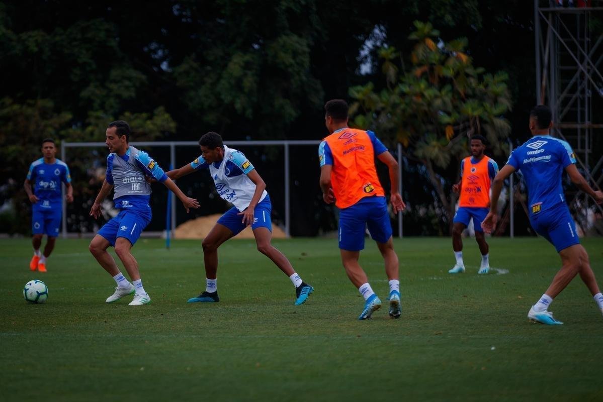 Treino do Cruzeiro nesta segunda-feira, na Toca da Raposa II. Time de Rogrio Ceni enfrenta o Cear na quarta-feira, s 19h30, no Castelo, em Fortaleza, pela 21 rodada do Campeonato Brasileiro