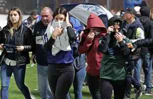 Polcia usou gs lacrimognio para tentar conter a confuso, fazendo com que jogadores fossem direto para o vestirio e muitos torcedores invadissem o gramado