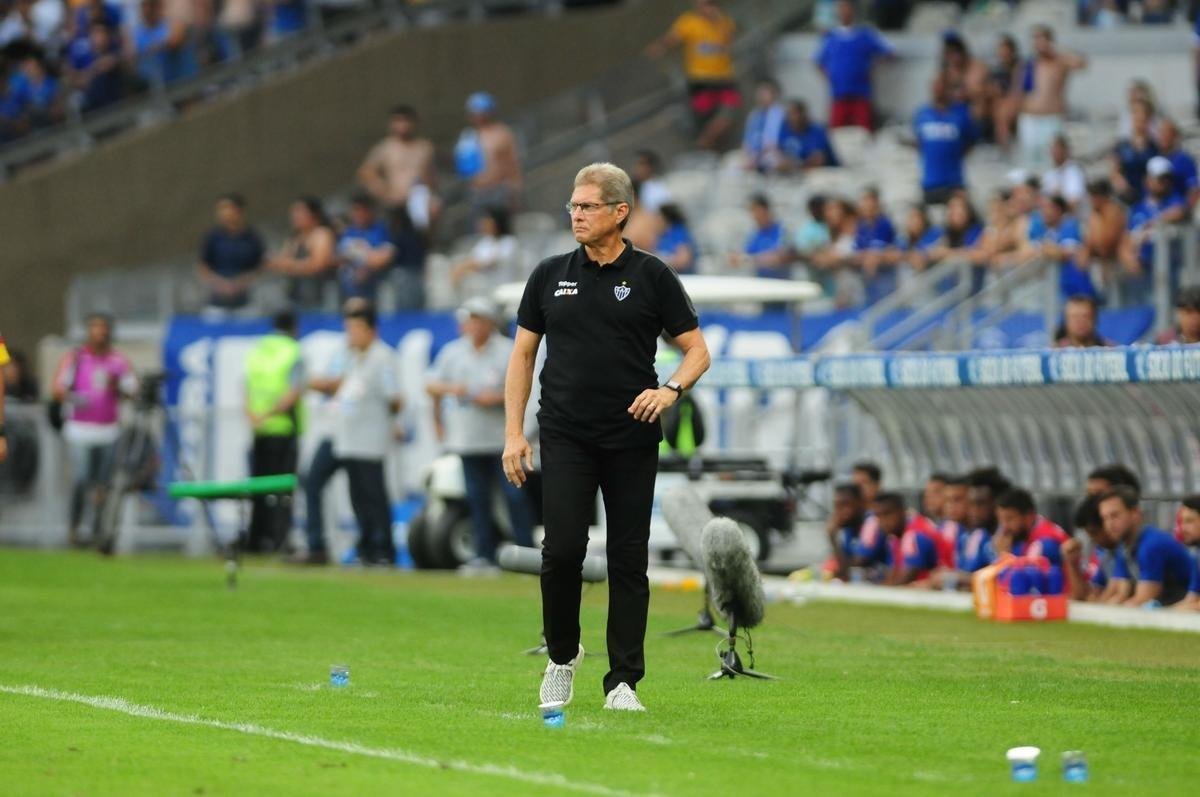 Demitido no ltimo dia 9, Oswaldo de Oliveira comandou o Atltico em uma oportunidade contra o Cruzeiro. Pelo segundo turno do Campeonato Brasileiro de 2017, o time alvinegro venceu o maior rival por 3 a 1, em partida com grande atuao de Robinho.