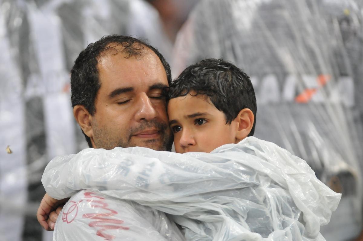 Fotos de tristeza e decepo dos torcedores atleticanos com a eliminao da Copa Sul-Americana para o Coln, no Mineiro. Galo perdeu nos pnaltis por 4 a 3