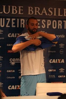 Atacante Barcos, o 'Pirata', vestiu a camisa 28 do Cruzeiro e falou sobre desejo de conquistar muitos ttulos