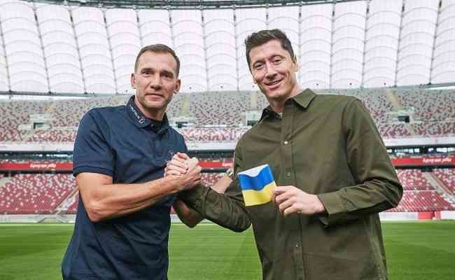 Lewandowski recebeu braadeira de capito com as cores da bandeira da Ucrnia