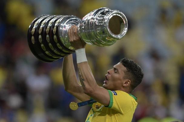 Seleção Brasileira derrota Peru por 3 a 1, conquista Copa América e ergue a taça no Maracanã; veja as fotos da festa do Brasil