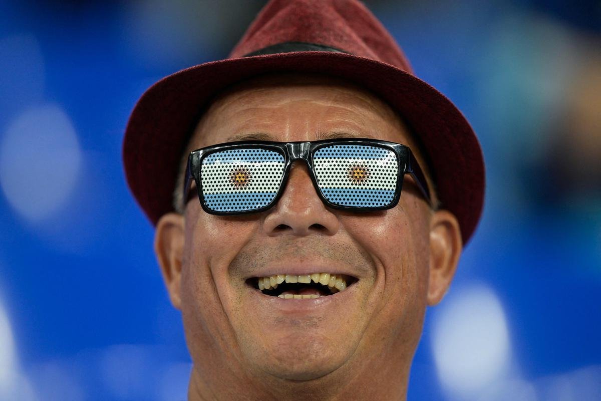 Fotos das torcidas de Argentina e Polnia durante jogo entre as duas selees pelo Grupo C da Copa do Mundo, no Estdio 974, em Doha, no Catar