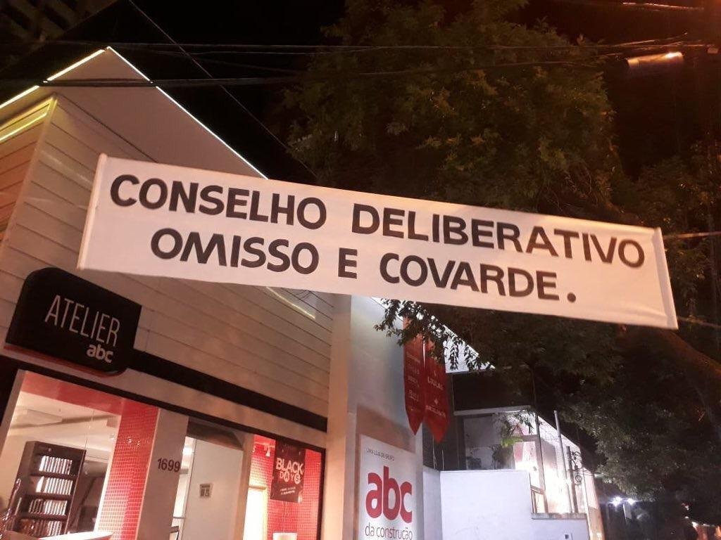 Presidente Srgio Sette Cmara, Alexandre Kalil e membros do Conselho Deliberativo foram alvos do protestos 