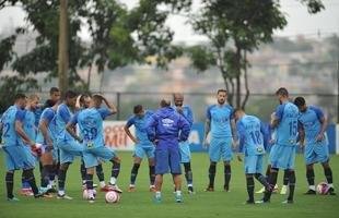 Sob chuva, Cruzeiro treinou na tarde desta sexta-feira na Toca II (Alexandre Guzanshe/EM D.A Press)