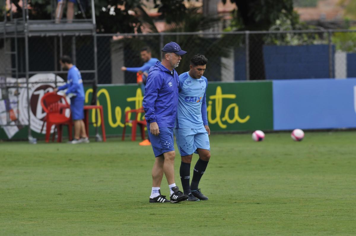 Em atividade na Toca da Raposa II, tcnico Mano Menezes mostrou provvel escalao do Cruzeiro para o jogo contra o Boa: Rafael; Nonoca, Ded, Digo e Marcelo Hermes; Lucas Romero e Bruno Silva; Rafael Sobis, Thiago Neves e Mancuello; Raniel (fotos: Juarez Rodrigues/EM D.A Press)