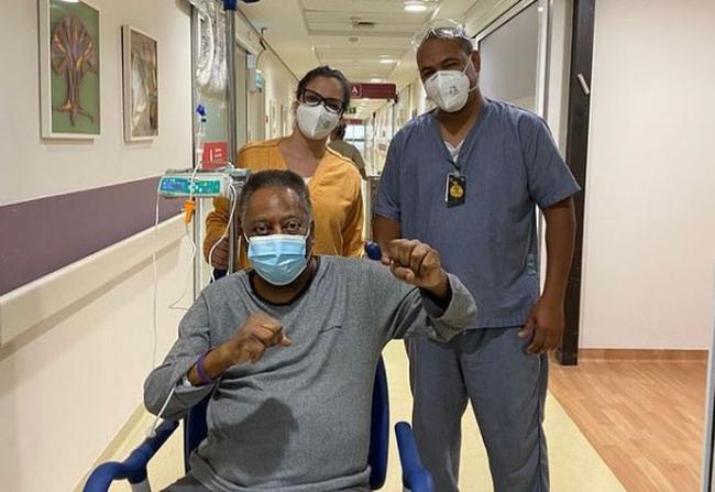 Pelé deu soco no ar em postagem no Instagram