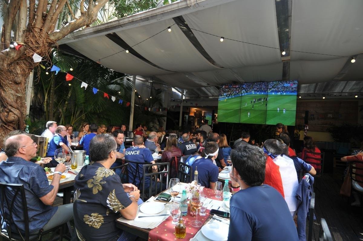 Franceses foram  loucura, em BH, com bicampeonato mundial da seleo na Rssia