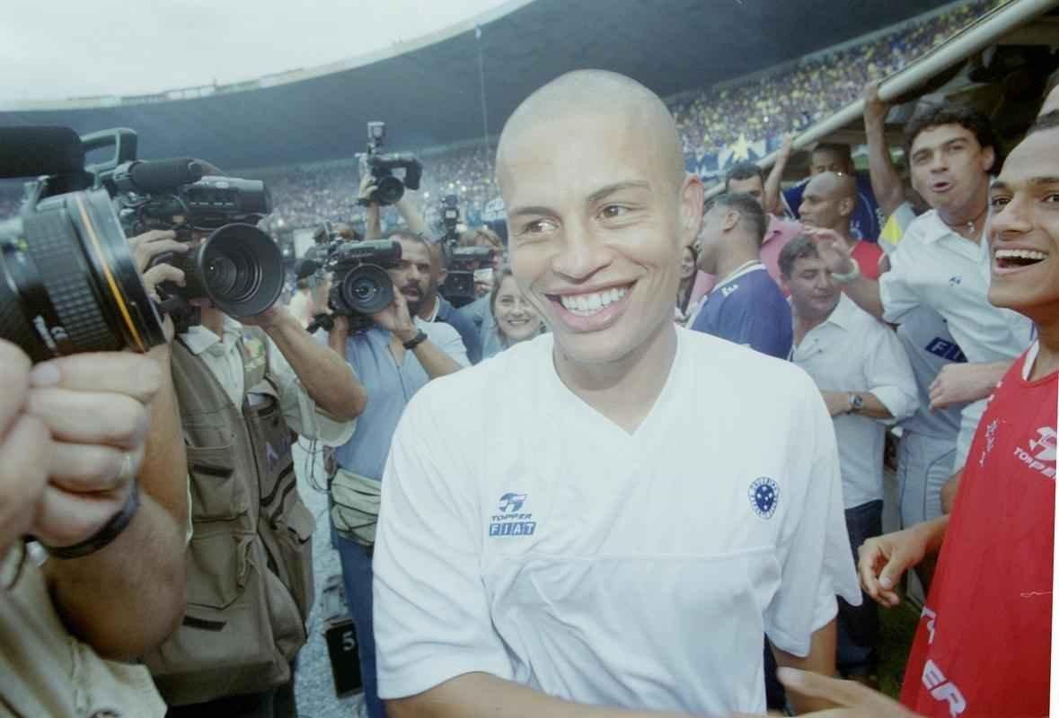 Depois da vitria por 2 a 1 sobre o Paysandu naquele 30 de novembro, no Mineiro, resultado que confirmou o ttulo brasileiro de 2003 com duas rodadas de antecedncia, jogadores do Cruzeiro, comisso tcnica e diretoria promoveram uma grande festa no gramado. Sem a taa oficial da CBF, o elenco deu a volta olmpica com trofus simblicos. Os mais de 75 mil presentes festejaram a indita Trplice Coroa no futebol brasileiro. Antes, o clube celeste j havia conquistado o Campeonato Mineiro de forma invicta e a Copa do Brasil.