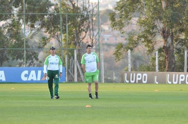 Depois de reunio com elenco e diretoria, Adilson Batista observou treino comandado por Drubscky no Amrica
