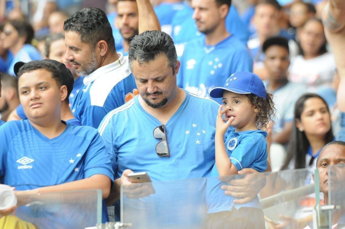 Torcidas de Cruzeiro e Flamengo fizeram a festa em duelo das equipes no Mineiro