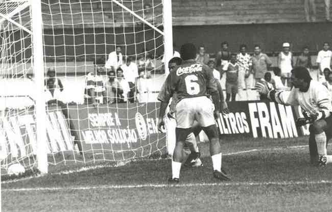 Ronaldo (atrás de Nonato) marcou cinco gols sobre o Bahia, do goleiro uruguaio Rodolfo Rodríguez, no Brasileirão 93