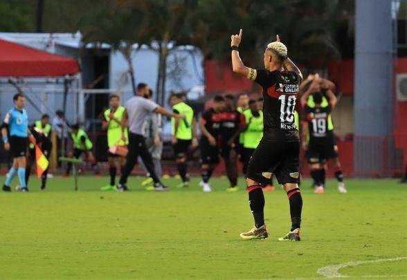 Vitória derrotou Atlético por 1 a 0, no Barradão, com gol de Léo Ceará