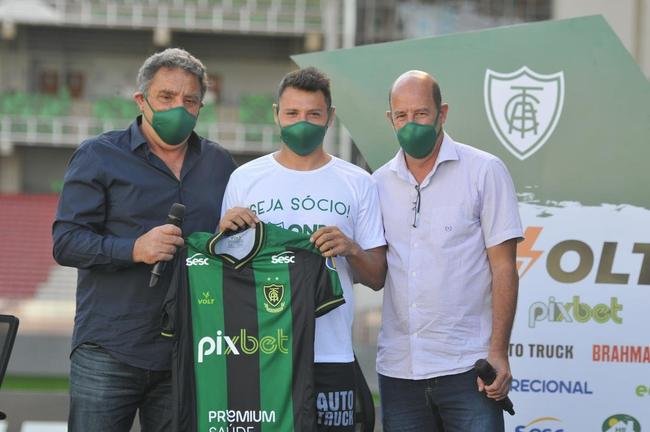 Mauro Zrate, atacante argentino de 34 anos, foi apresentado oficialmente pelo Amrica na tarde desta sexta-feira (3), no Estdio Independncia, em Belo Horizonte. Experiente, o atleta tem passagens por clubes como Fiorentina, Lazio e Inter de Milo, da Itlia, e tambm por Vlez Sarsfield e Boca Juniors, da Argentina.