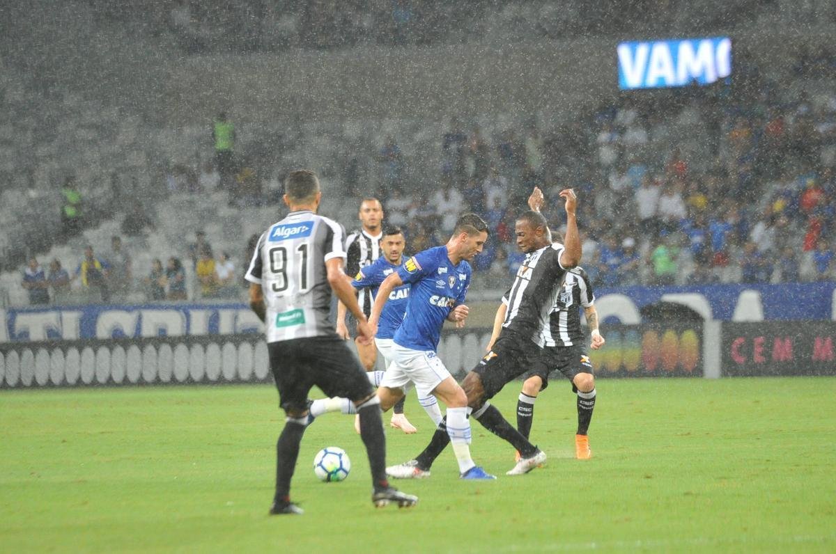 Fotos de Cruzeiro x Cear, no Mineiro, em jogo atrasado da 27 rodada do Brasileiro