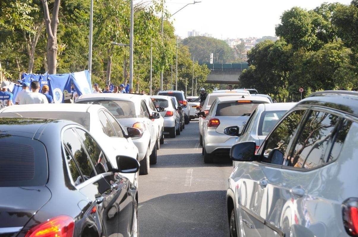 Chegada da torcida do Cruzeiro ao Mineiro para o jogo contra a Ponte Preta pela 13 rodada da Srie B do Campeonato Brasileiro. Estdio voltou a receber grande pblico