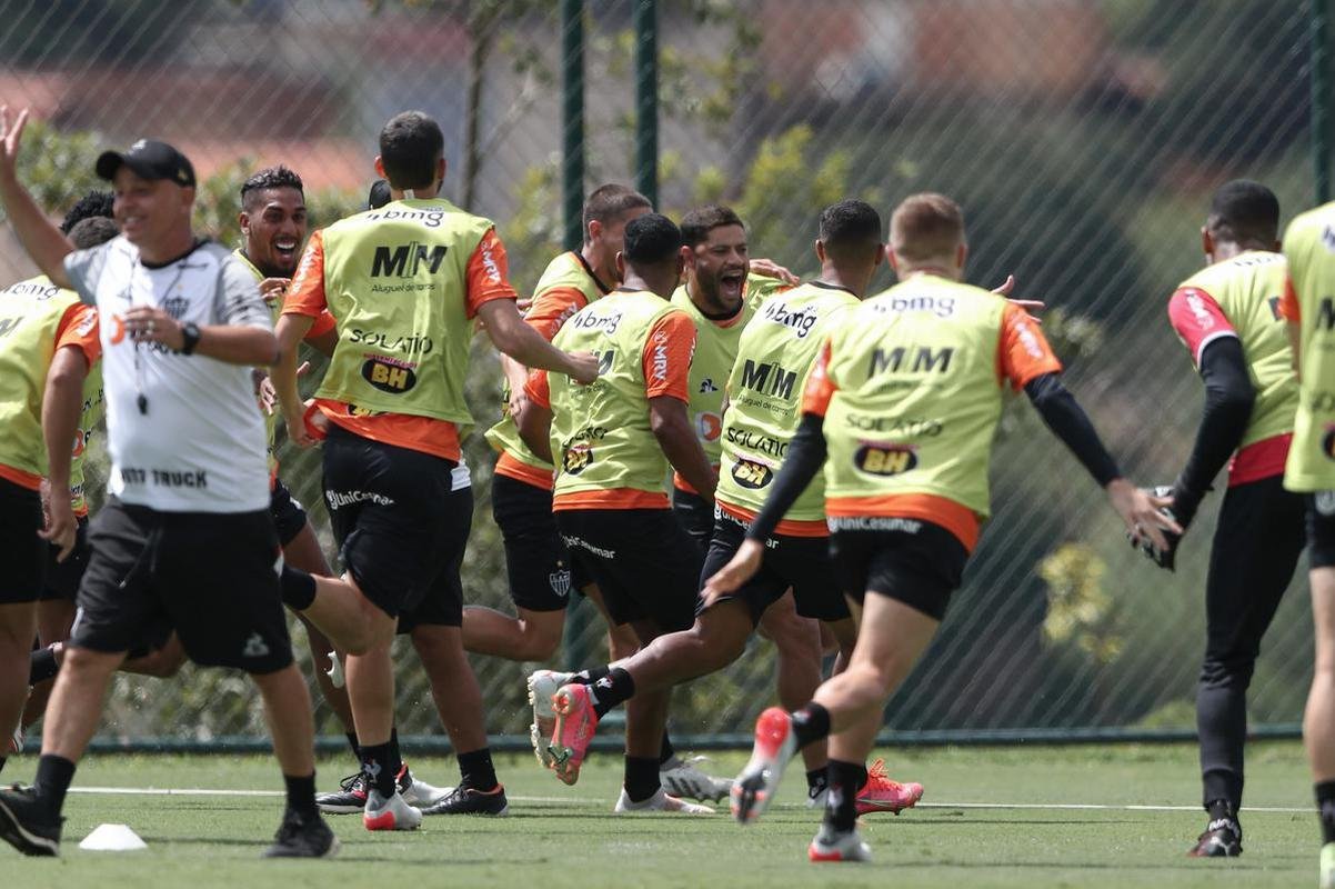 Com seriedade, mas tambm descontrao, o Atltico treinou sob sol forte na manh desta sexta-feira (21), na Cidade do Galo, em Vespasiano. Este foi o quinto dia de pr-temporada para o clube mineiro em 2022, sob o comando do tcnico argentino Antonio 'El Turco' Mohamed. Novas baixas, o volante Allan e o atacante Keno testaram positivo para COVID-19 e no participaram das atividades (ambos cumprem perodo de sete dias de isolamento social).