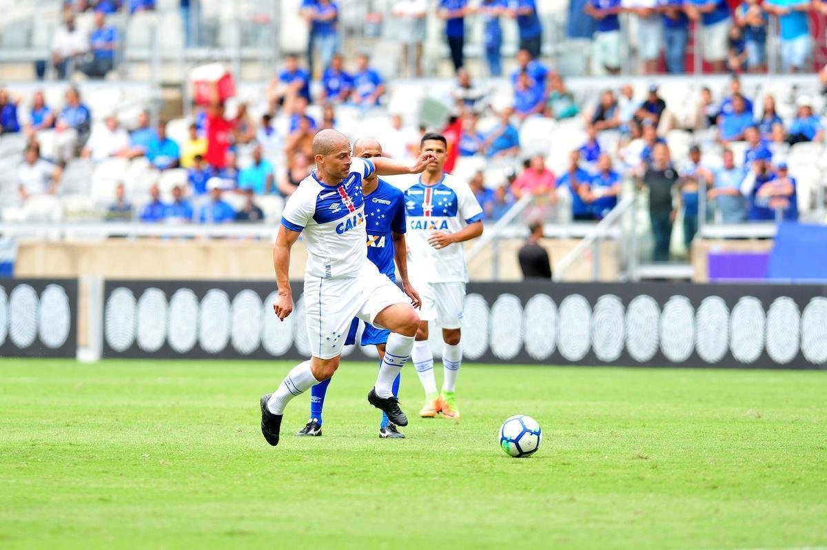Cruzeiro: time campeo da Trplice Coroa de 2003 venceu equipe de masters por 2 a 1, neste domingo, em jogo festivo realizado no Mineiro