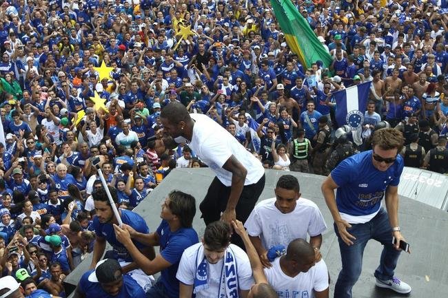 Antes do jogo com o Fluminense, em 7 de dezembro de 2014, jogadores do Cruzeiro desfilaram em carro aberto entre a Toca da Raposa II e o Mineiro, onde receberiam a taa de tetracampeo brasileiro. Uma multido azul tomou conta da Pampulha e festejou o quarto ttulo da Srie A. No jogo das faixas, a Raposa venceu o Tricolor por 2 a 1.
