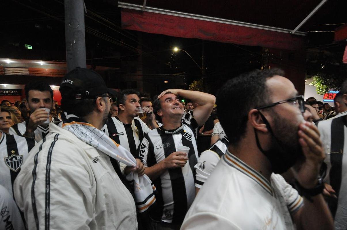 Atleticanos no Bar do Salomo, em BH, durante jogo contra o Bahia. Depois da vitria por 3 a 2 houve muita festa pelo ttulo brasileiro