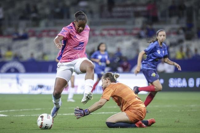 Em preliminar de Cruzeiro x Ituano pela Srie B, o time feminino da Raposa, conhecido como Cabulosas, goleou o Araguari por 8 a 0 pela terceira rodada do Campeonato Mineiro Feminino. Equipe cruzeirense estreou o uniforme rosa, confeccionado pela Adidas em homenagem  campanha Outubro Rosa, de conscientizao contra o cncer de mama