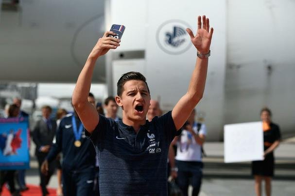 Aps conquistar o ttulo de campe do mundo, Seleo da Frana volta para casa e  recebida com festa no aeroporto de Paris