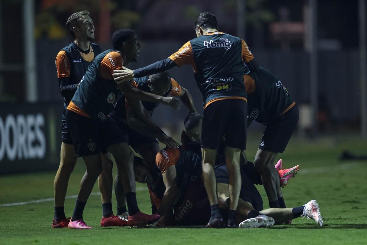 Tcnico Cuca comandou atividade do Atltico no CT da Conmebol no Paraguai 