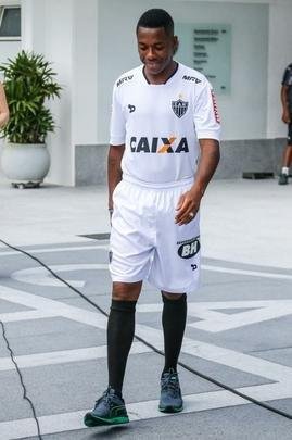 Confira imagens da chegada e da apresentao de Robinho no Atltico