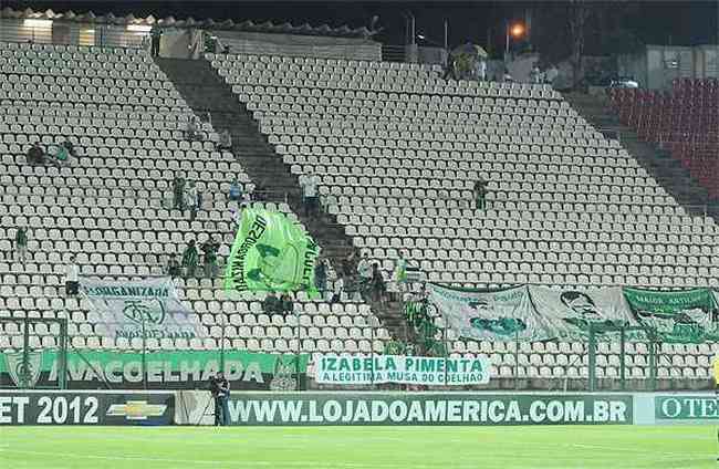 Torcedores do Amrica enfrentaram chuva e estrada, mas saram da Arena decepcionados